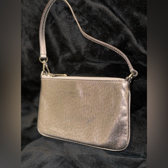 MICHAEL KORS GOLDTONED AUTHENTIC WRISTLET/PURSE Hand bag. - Picture 13 of 14